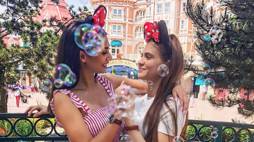 Paola Maria und ihre Schwester Anna im Disneyland Paris
