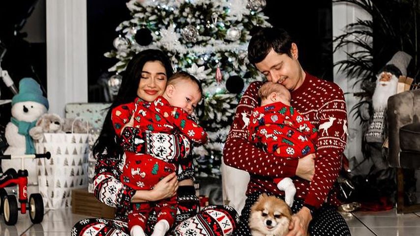 Paola Maria und Sascha Koslowski mit ihren Söhnen Leonardo und Alessandro an Weihnachten 2020