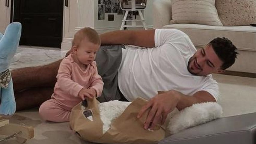 Papa Tommy Fury packt mit seiner Tochter Bambi Geschenke aus