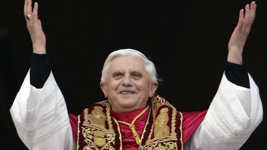 Papst Benedikt XVI bei seiner Wahl im Jahr 2005