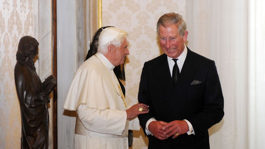 Papst Benedikt XVI. und der damalige Prinz Charles im April 2009