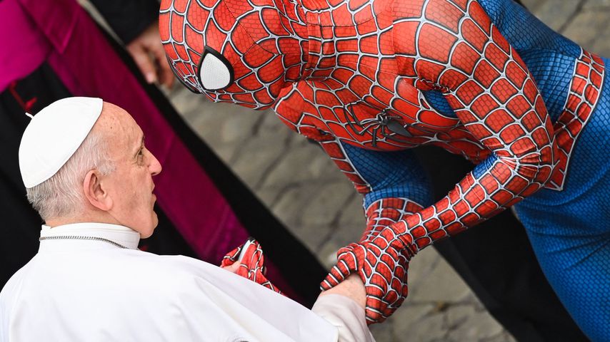 Schräg! Hier schüttelt Spider-Man Papst Franziskus die Hand