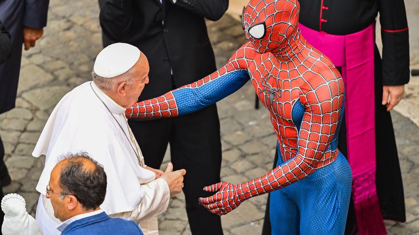 Papst Franziskus I. und Spider-Man im Vatikan im Juni 2021
