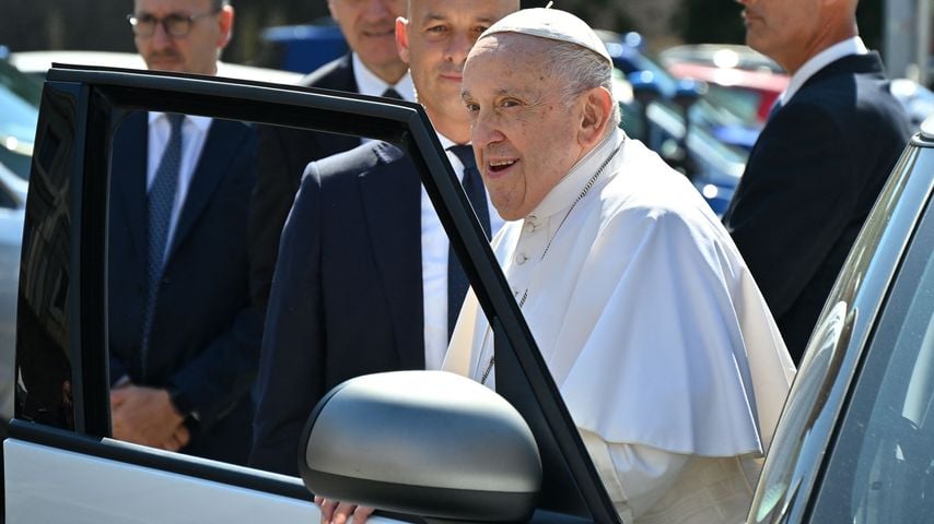 Nach Darm-OP: Papst Franziskus hat nun die Klinik verlassen!