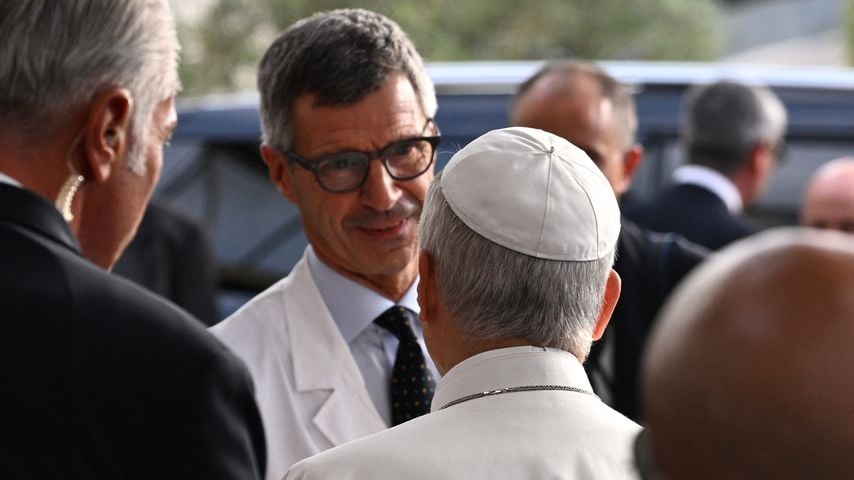 Papst Leo XIV verabschiedet sich von seinem Chirurgen Stefano Margaritora vor dem Gemelli-Krankenhaus in Rom am 17. Oktober 2026