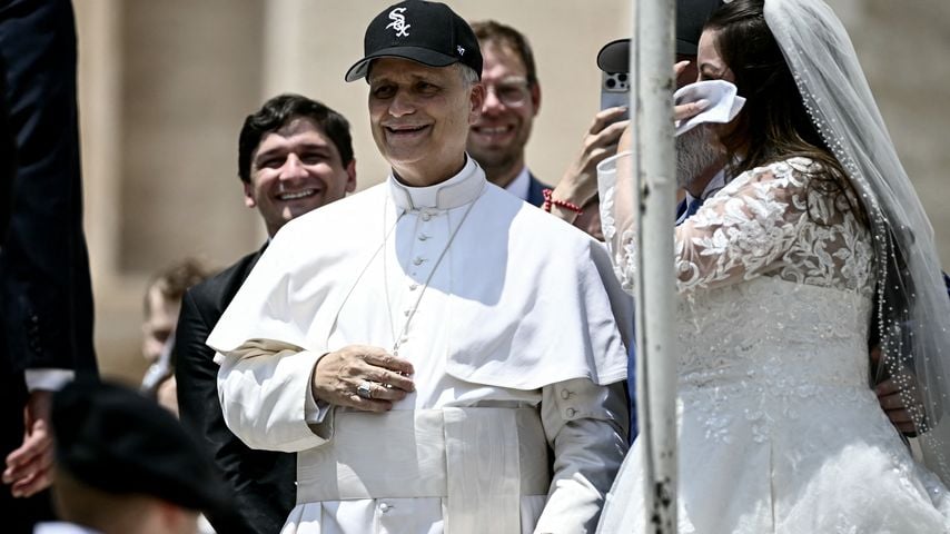 Papst Leo XIV. trägt eine Chicago-White-Sox-Kappe und trifft frisch verheiratete Paare auf dem Petersplatz im Vatikan, 2025