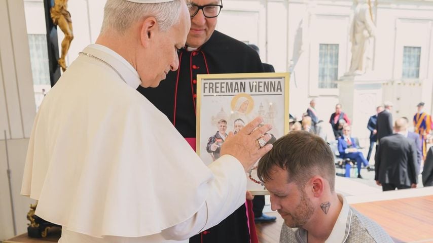 Papst Leo XIV. segnet den Rapper Freeman Vienna