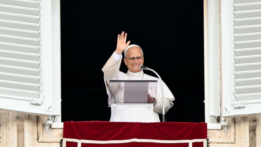 Papst Leo XIV. grüßt die Gläubigen beim Angelus aus dem Apostolischen Palast, einen Tag nach seiner Rückkehr in den Vatikan