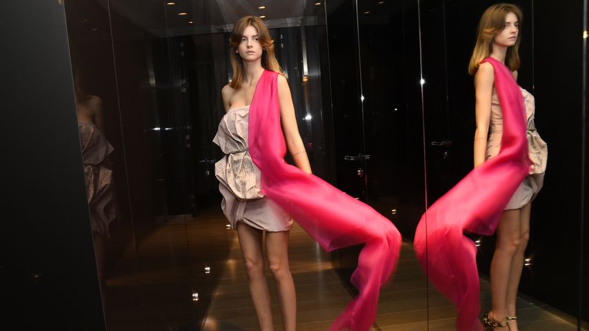 Ein Model posiert bei der Paris Fashion Week 2021