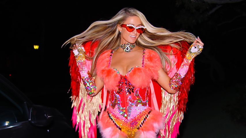 Heiß statt Horror: Paris Hilton als roter Halloween-Engel