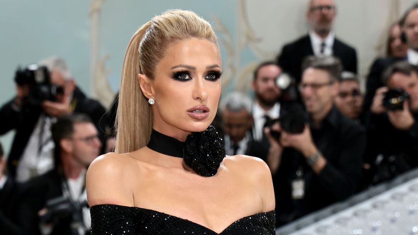 Düsterer Look: Paris Hilton überzeugt bei Met-Gala-Debüt