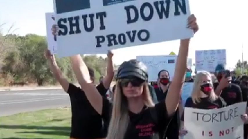 Paris Hilton bei der Demo gegen ihr früheres Internat, Oktober 2020