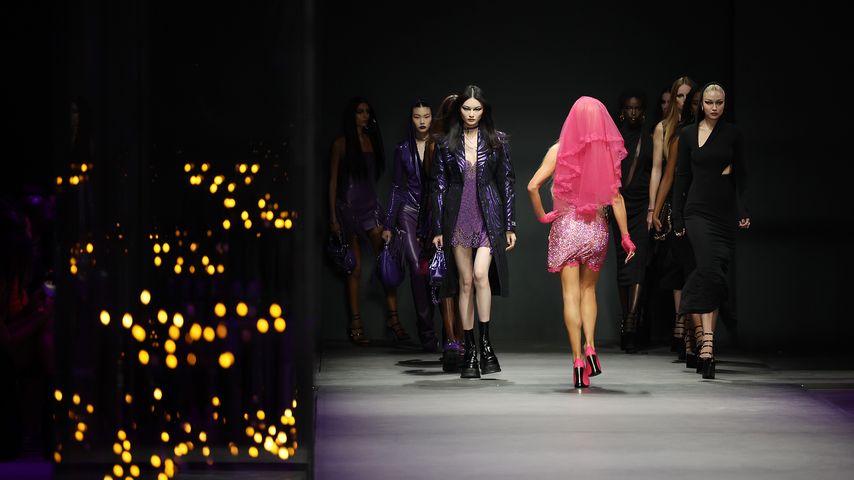 Paris Hilton und Gigi Hadid bei der Versace-Modenschau 2022 in Mailand