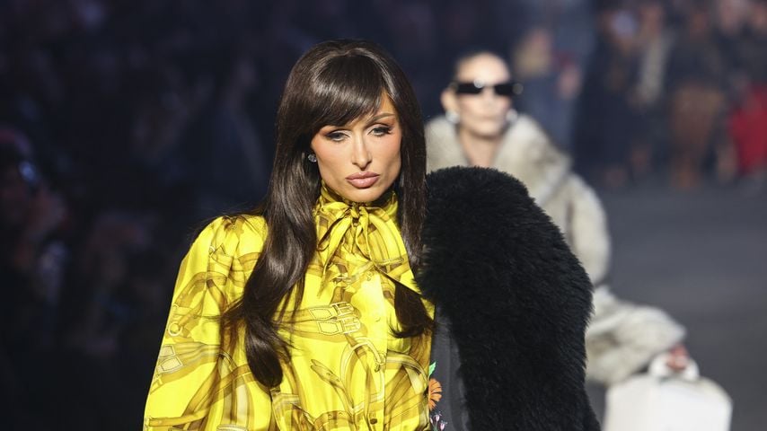 Kultblondine nun brünett? Paris Hilton verblüfft auf Catwalk