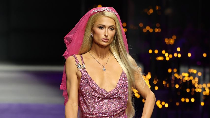 Paris Hilton bei der Versace-Modenschau auf der Mailänder Fashion Week 2022