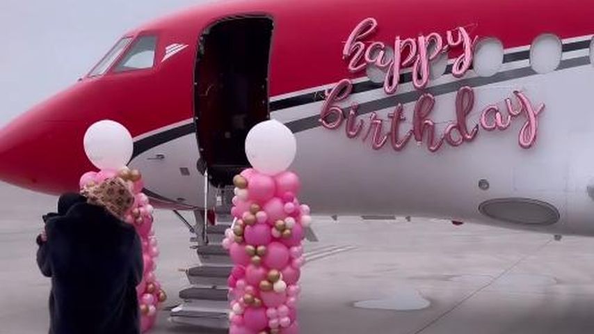 Paris Hilton mit ihrem Sohn vor dem Privatjet