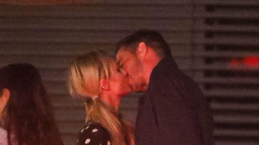 Total verliebt: Paris Hilton knutscht mit ihrem Freund herum