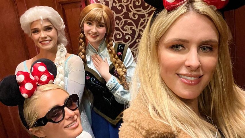 Paris Hilton mit ihrer Schwester Nicky im Disneyland