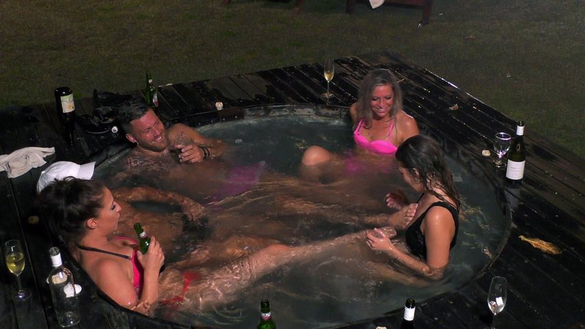 Party in der "Temptation Island"-Männer-Villa