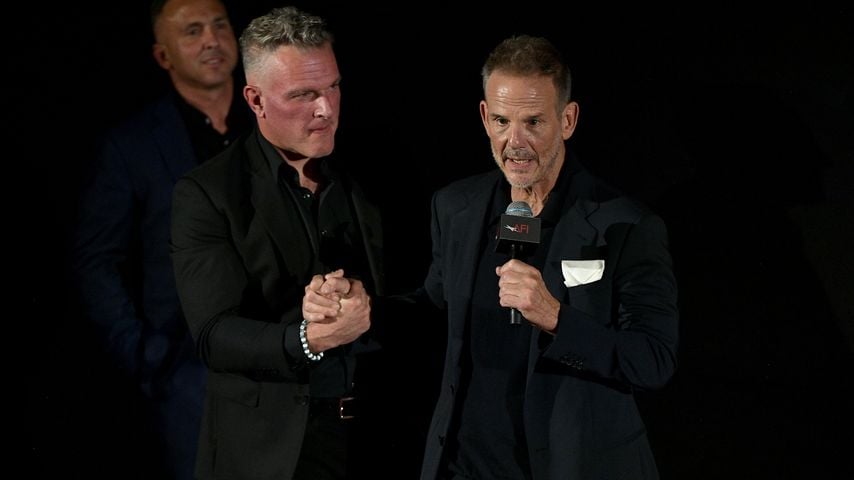 Pat McAfee und Peter Berg sprechen bei der Premiere von "Mosquito Bowl" im TCL Chinese Theatre in Los Angeles