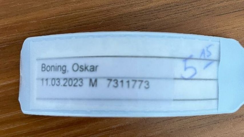 Patientenarmband von Wigald Bonings Sohn Oskar