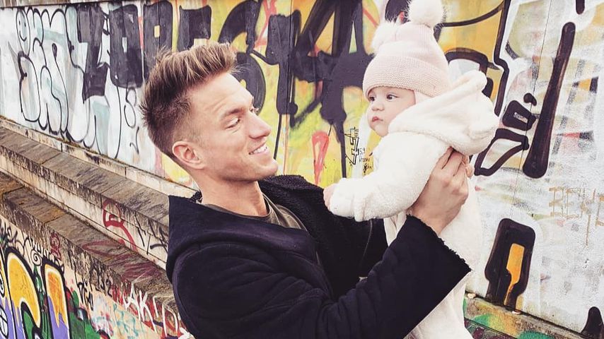 Patrick Fabian mit seinem Baby