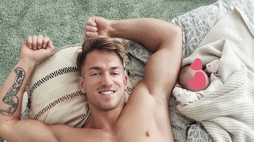 Supersüß: Hier kuschelt Patrick Fabian mit Baby im Bett!