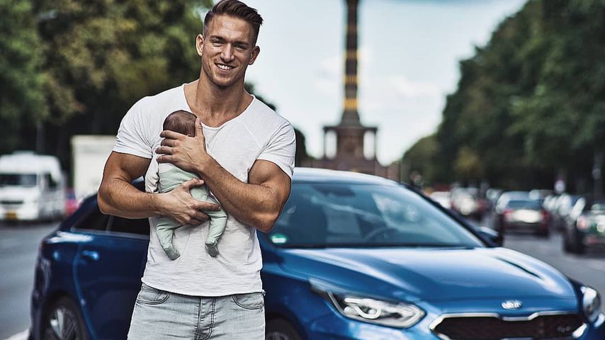 Patrick Fabian mit seiner Tochter 2019 in Berlin