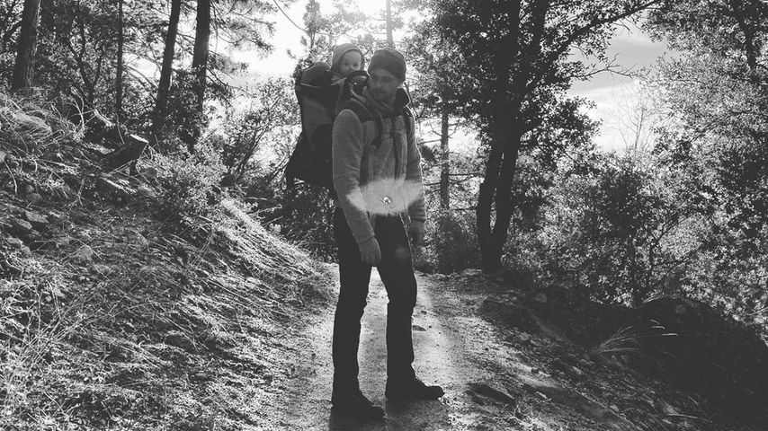 Patrick J. Adams mit seiner Tochter Aurora, April 2020