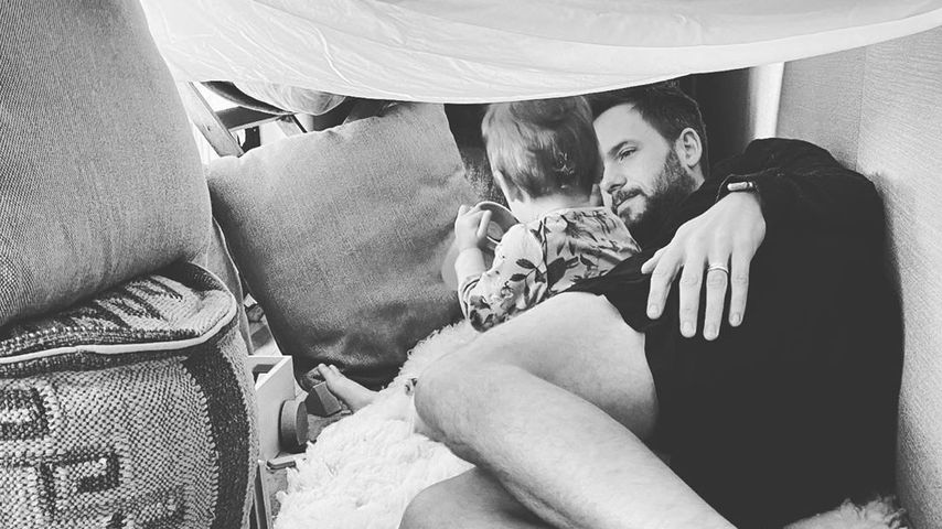Patrick J. Adams mit seiner Tochter Aurora, Juni 2020