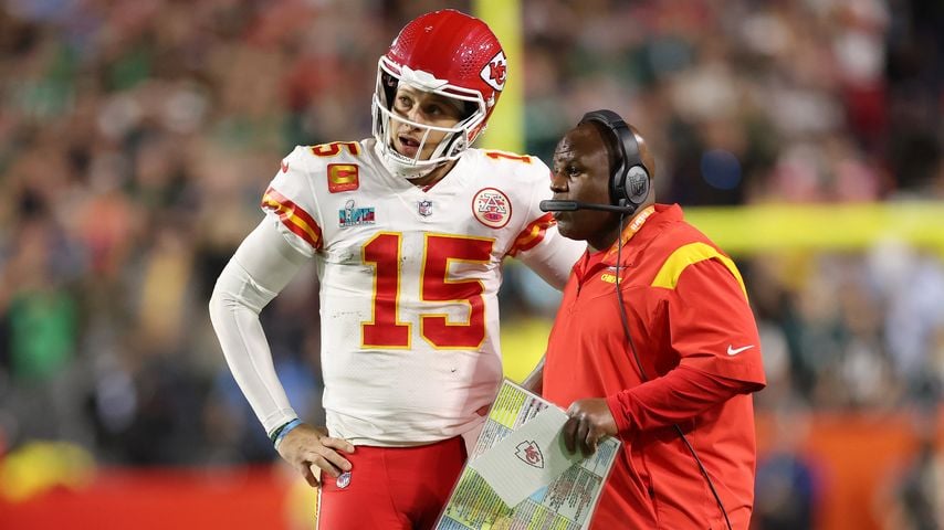 Patrick Mahomes spricht mit Offensiv-Coach Eric Bieniemy im Super Bowl LVII in Glendale, Arizona