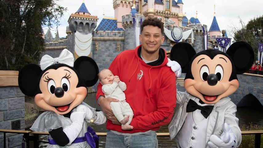 Patrick Mahomes mit seinem Sohn Bronze im Februar 2023