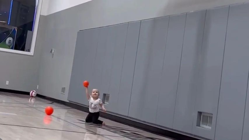 Patrick Mahomes' Sohn unter einem Basktelballkorb