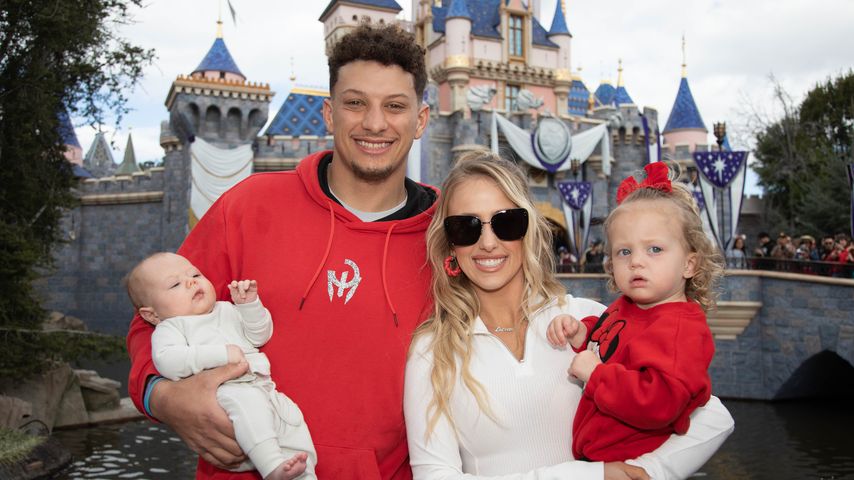 Patrick und Brittany Mahomes mit ihren Kindern Bronze und Sterling