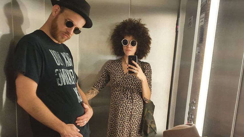 Patrick Müller, Joy Lee Juana Abiola-Müller und Tochter Loki im Oktober 2020