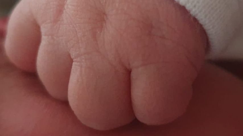 Baby-Begrüßungs-Pic von Patrick Müller und Joy Abiola-Müller