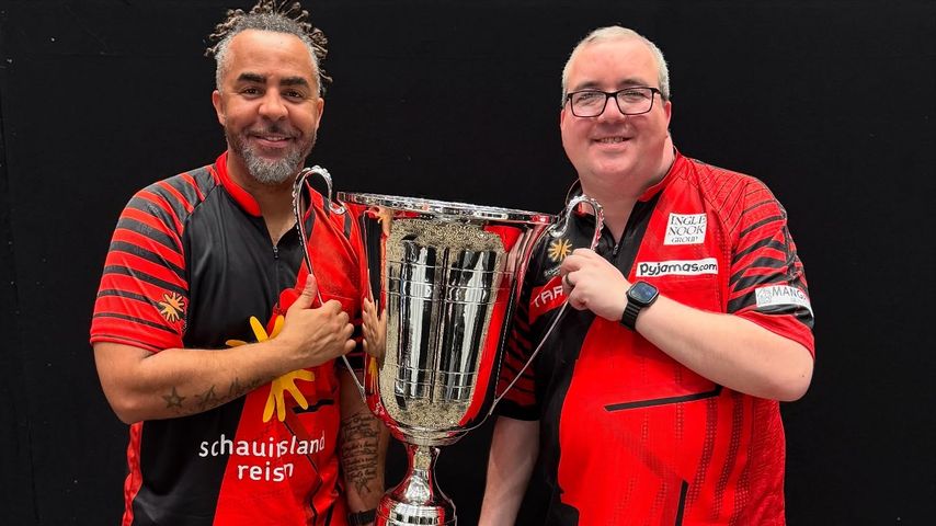 Patrick Owomoyela und Stephen Bunting, Gewinner der "Promi-Darts-WM" 2025