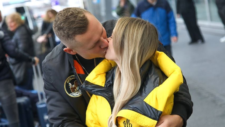 Patrick Romer küsst Annelie Henze vor dem Abflug ins RTL-Dschungelcamp 2026