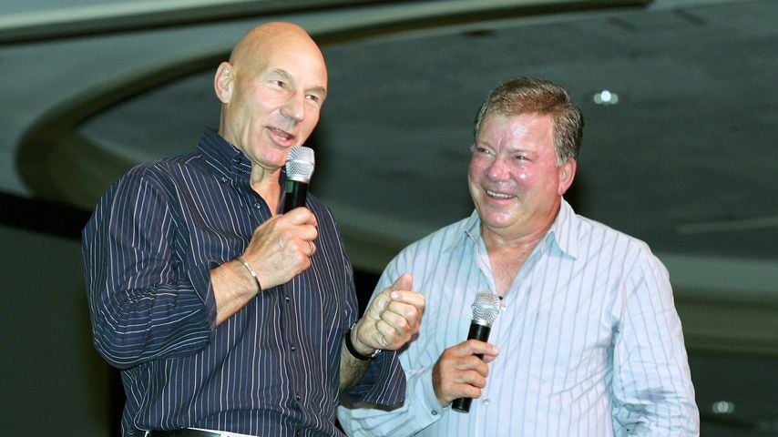Patrick Stewart überrascht William Shatner bei dessen Auftritt auf der Star-Trek-Convention in Las Vegas am 14. August 2005