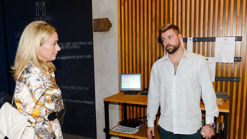 Patrizia (Birgit Würz) und John (Felix von Jascheroff)