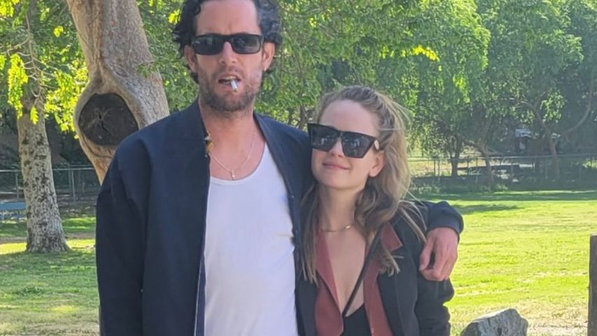Paul Floyd und Britt Robertson im März 2022