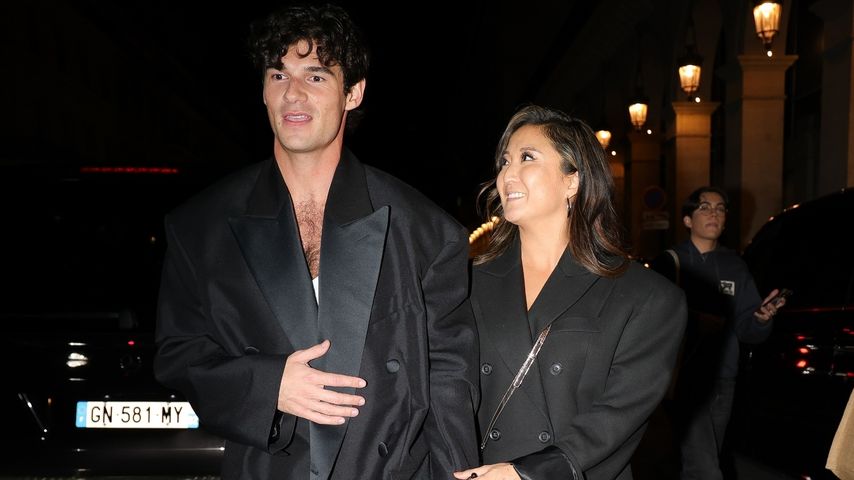Paul Forman und Ashley Park im Partnerlook bei Fashion Week