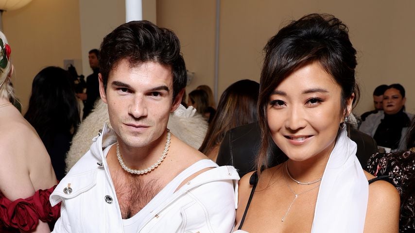 Paul Forman und Ashley Park bei einer Modenschau von Giambattista Valli