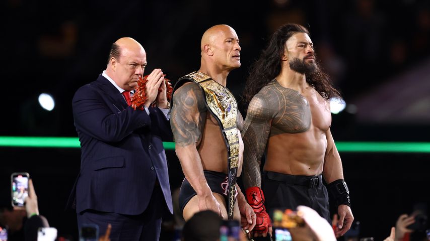 Paul Heyman, Dwayne "The Rock" Johnson und Roman Reigns bei WrestleMania XL, 2024