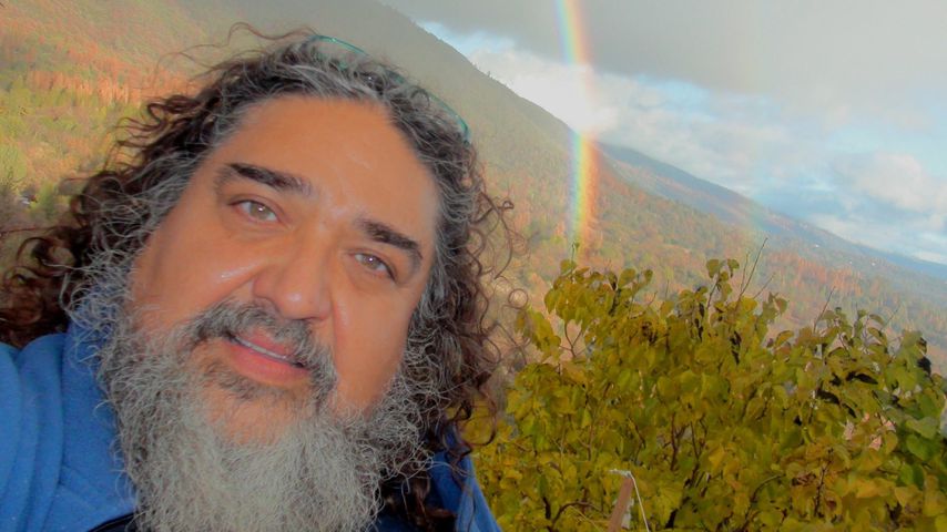Ursache ungeklärt: Regenbogen-YouTuber mit 57 gestorben