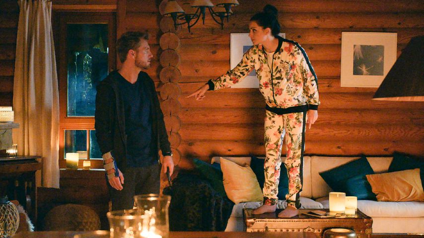 Paul (Niklas Osterloh), Emily (Anne Menden) in einer Szene bei GZSZ