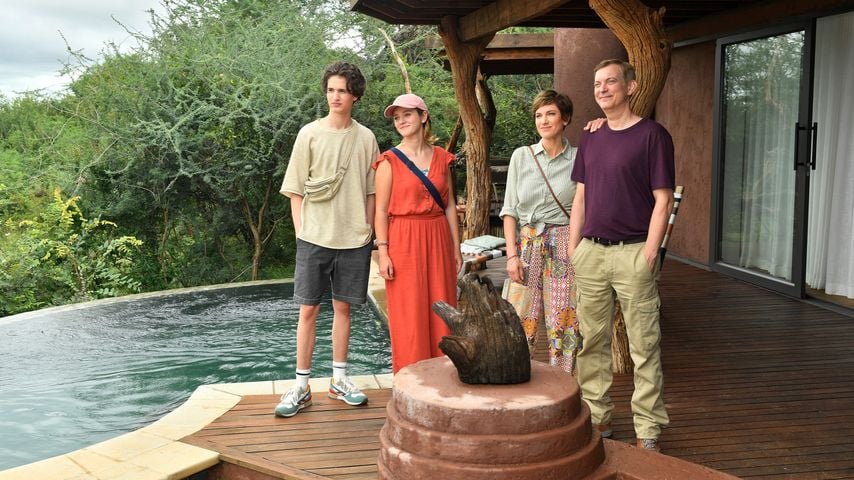 Paul Wagner, Klara Kleinheins, Isabell Horn und Daniel Krauss in "Das Traumschiff: Afrika: Madikwe"