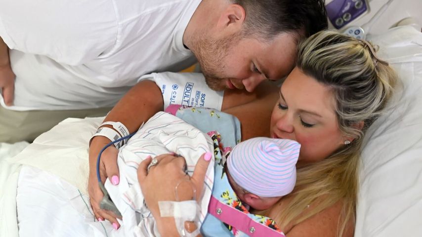 Paul Walter Hauser und seine Frau Amy mit ihrem neuen Baby, Juli 2025