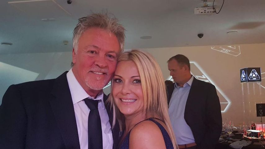 Paul Young posiert seiner Partnerin Lorna im Oktober 2023