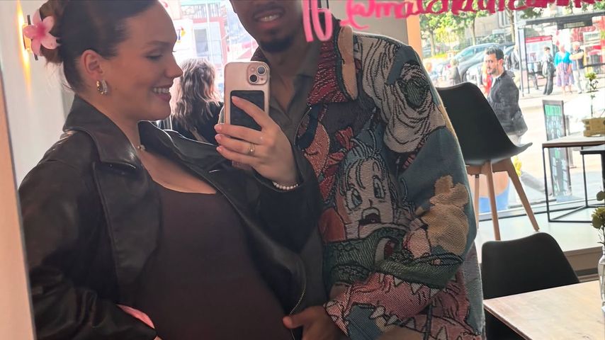 Paulina Pilchs Partner Adi streichelt ihren Babybauch